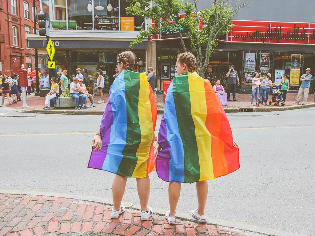 Due donne a una manifestazione sull'omosessualità e i diritti Lgbt