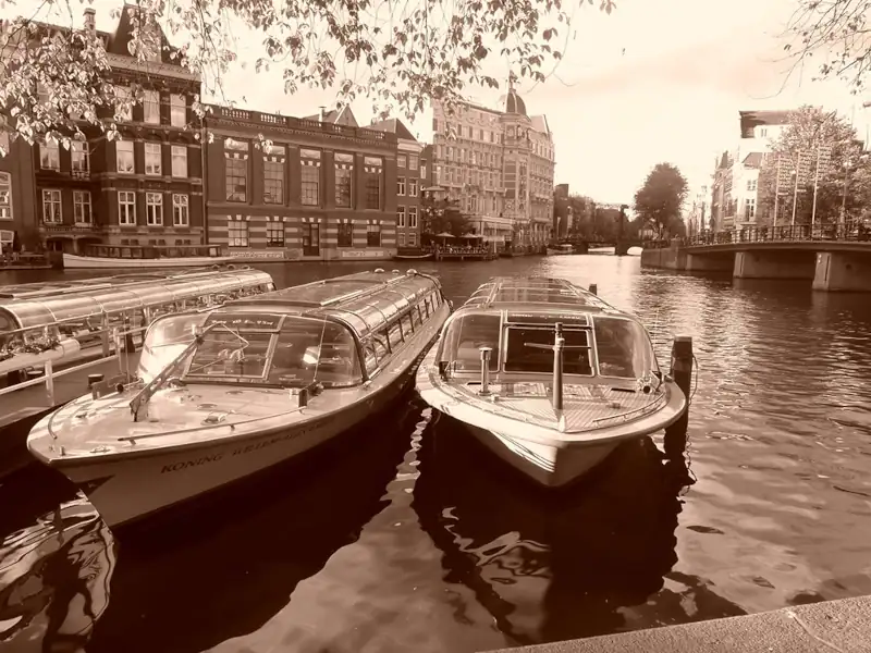 Barche ormeggiate in un canale della città di Amsterdam